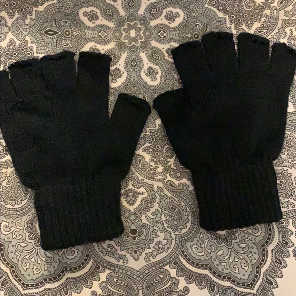 Black fingerless gloves